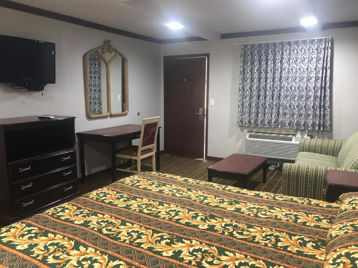 American Inn And Suites Виктория Екстериор снимка